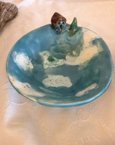 Göl Kıyısındaki Ev Tasarımlı Seramik Kap