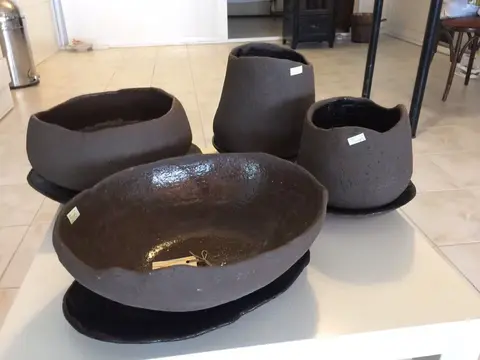 El yapımı seramik saksı