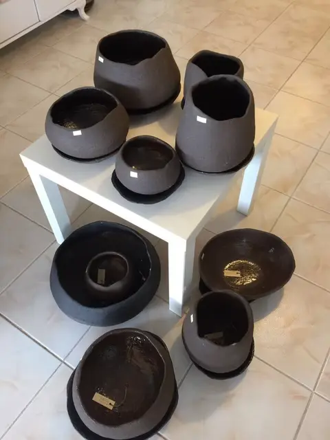 El yapımı taş görünümlü saksı
