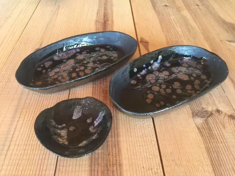 Siyah yapraklı tabak