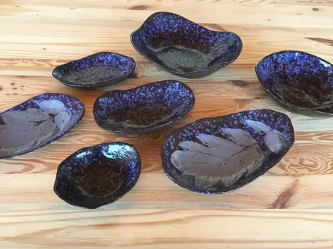 El yapımı Mor seramik tabaklar
