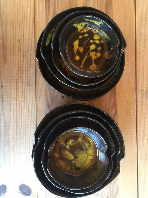 Kahverengi taş tabaklar