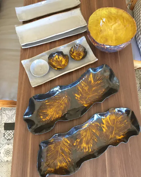 Sarı ve gri klasik uyum bu zor günlerde yakınlarımızla