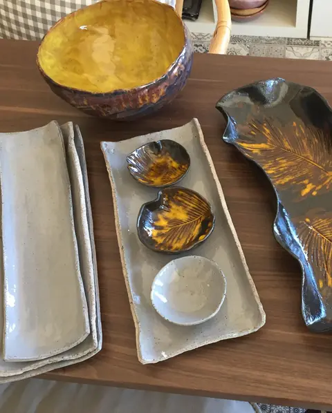 Sarı ve gri klasik uyum bu zor günlerde yakınlarımızla