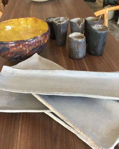 Sarı ve gri klasik uyum bu zor günlerde yakınlarımızla