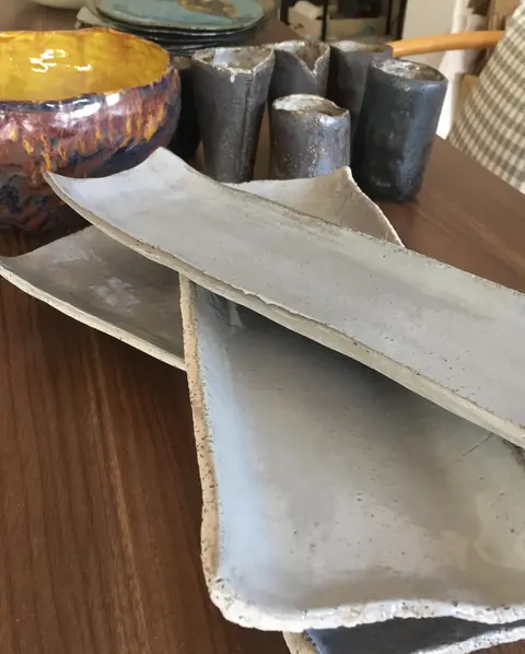 Sarı ve gri klasik uyum bu zor günlerde yakınlarımızla