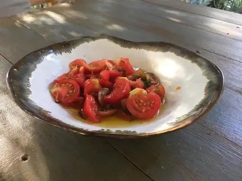 Mini öneri : Domatesler doğramadan önce tepesindeki şahane