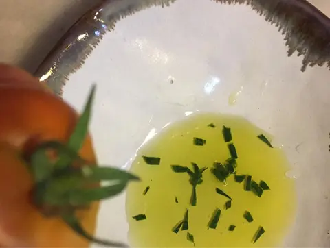 Mini öneri : Domatesler doğramadan önce tepesindeki şahane