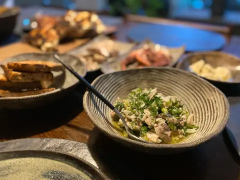 Çiğ balık salatası Uskumru mevsimi çiğ balık salatası
