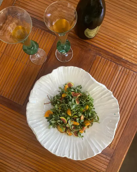 Doğal, şık ferarts, valonlu tabak meyveli semizotu salatası