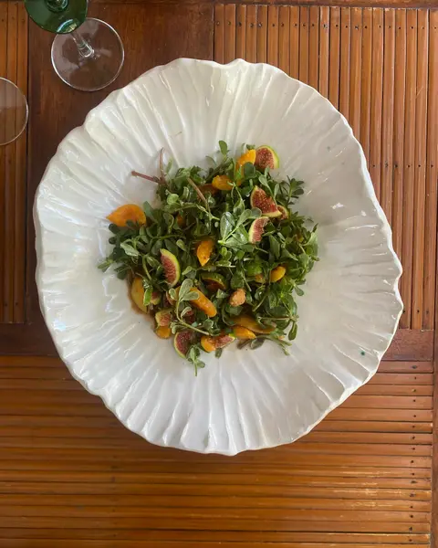 Doğal, şık ferarts, valonlu tabak meyveli semizotu salatası